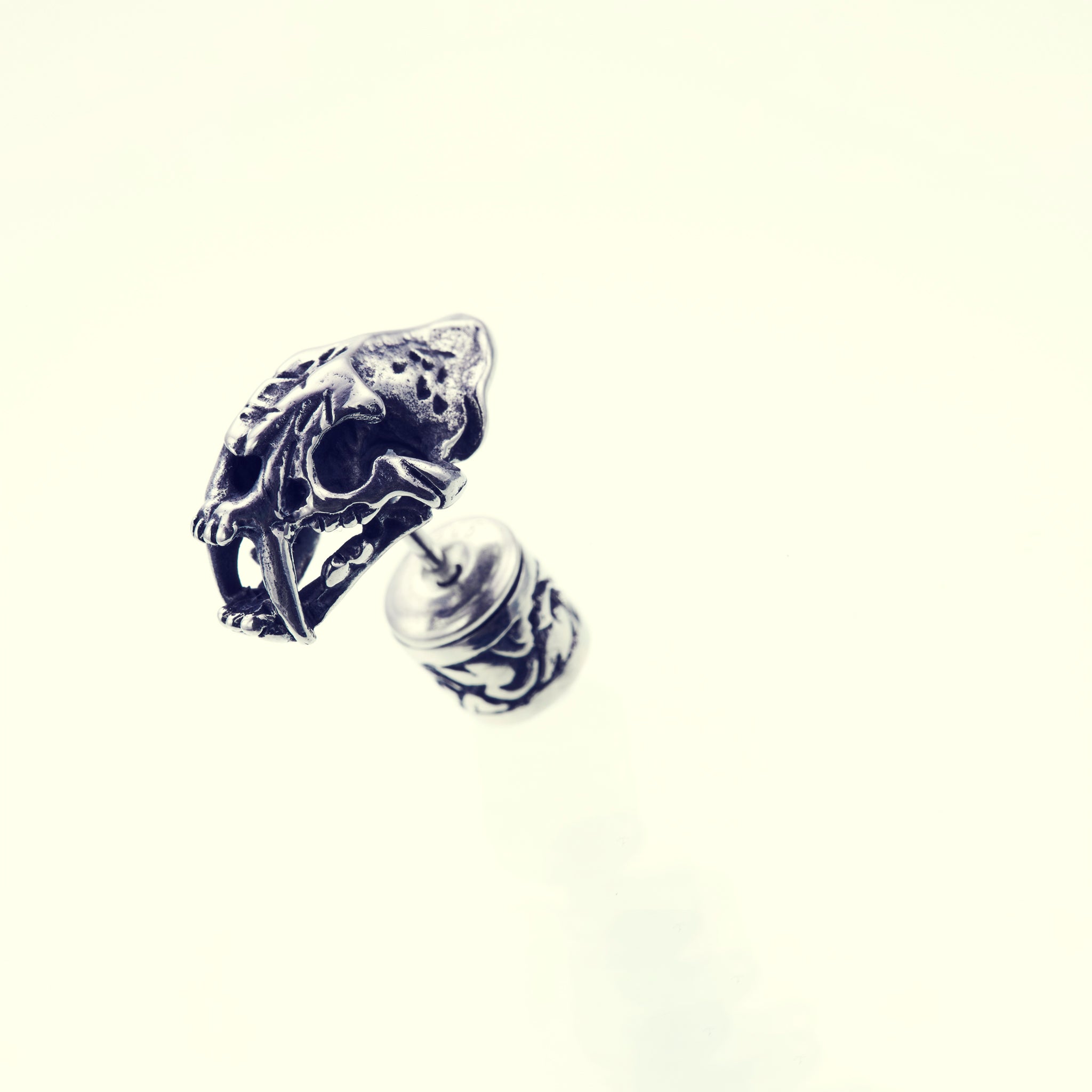 Saber Toothed Tiger Stud｜サーベルタイガー・スタッド・ピアス