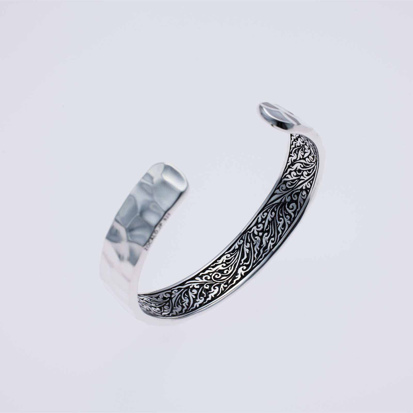 Hammered Texture Bangle : Leaf – ZOCALO JAPAN OFFICIAL WEB SITE