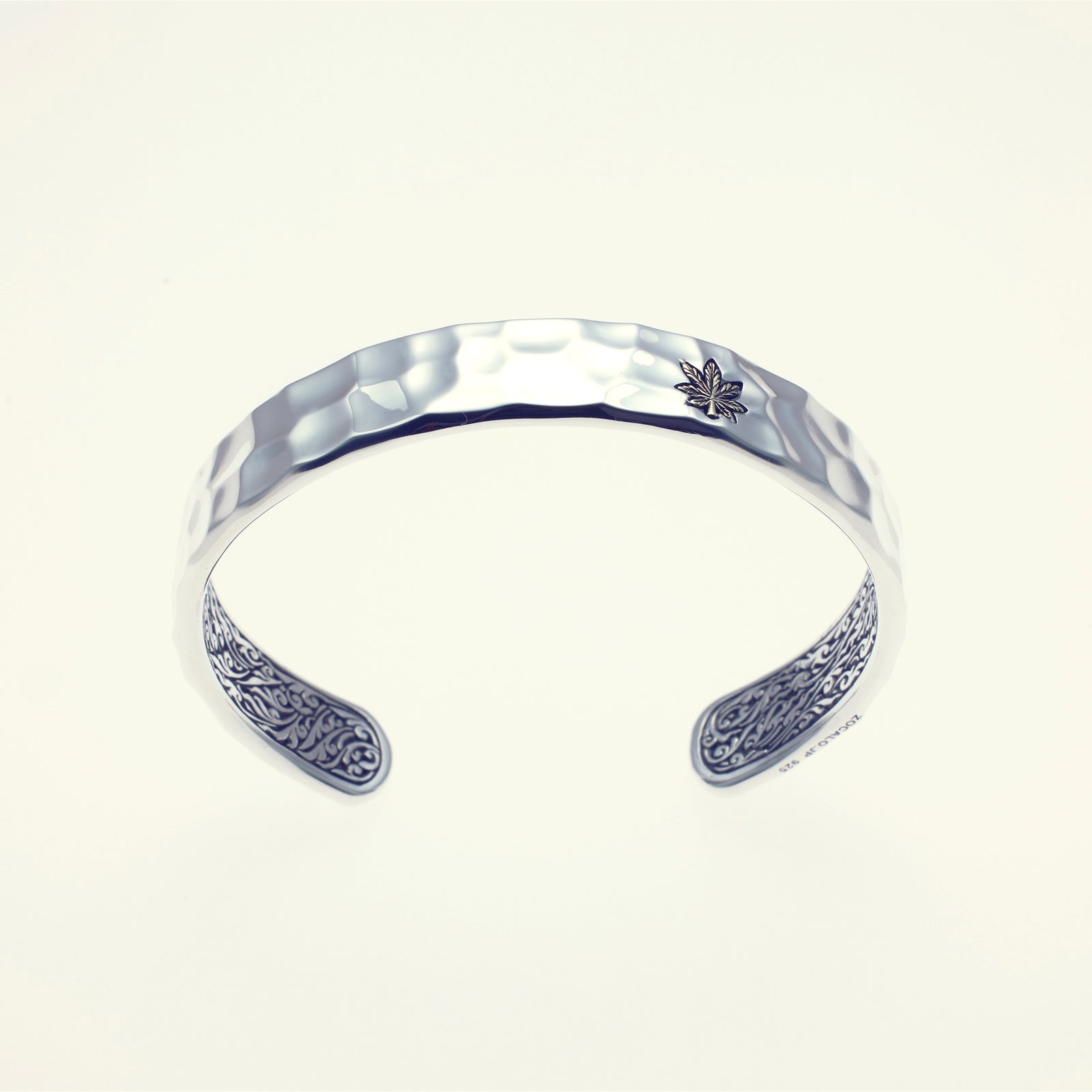 Bandalo:re （Bグレ） Hammered Texture Bangle : Leaf – ZOCALO JAPAN OFFICIAL WEB SITE