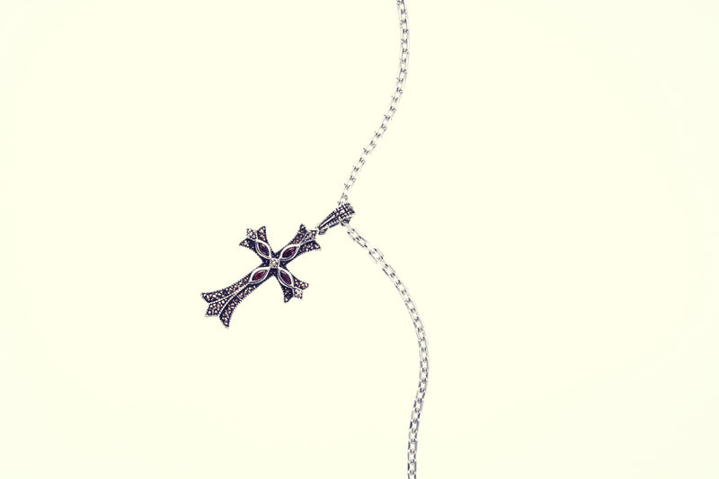 Cross on Cross Pendant : S (Garnet)｜マーカサイト・クロス・オン 