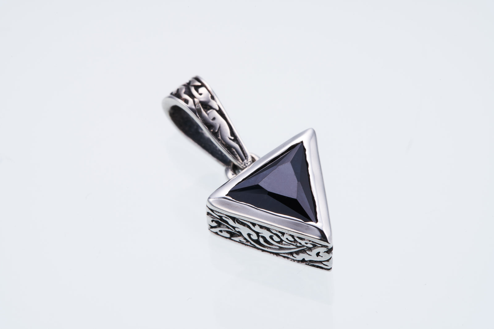 Jeweled Ivy Triangle Pendant : (Black CZ)｜Jeweled Ivy Triangle 