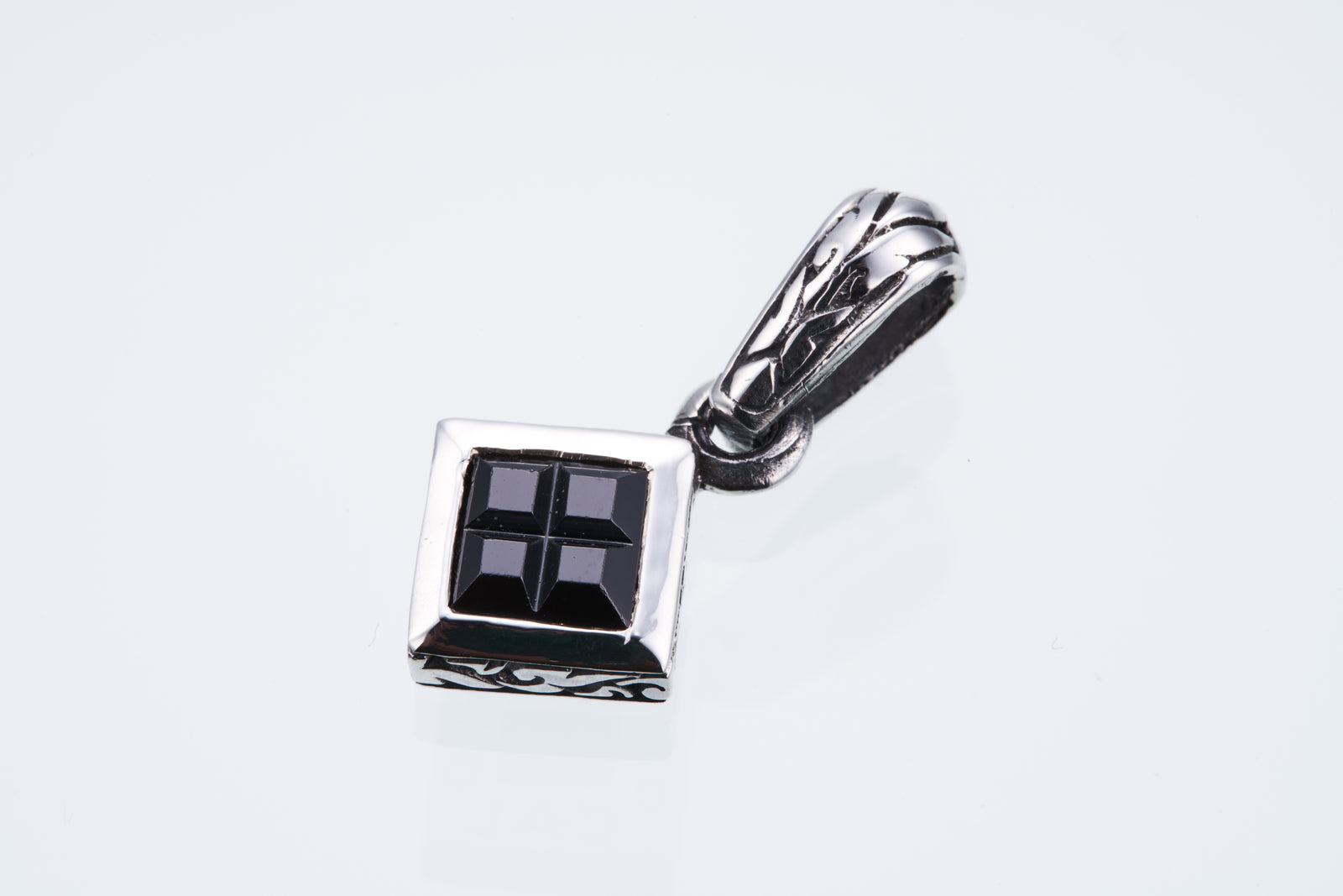 Jeweled Ivy Square Pendant : L (Black CZ)｜ジュエルド・アイビー 