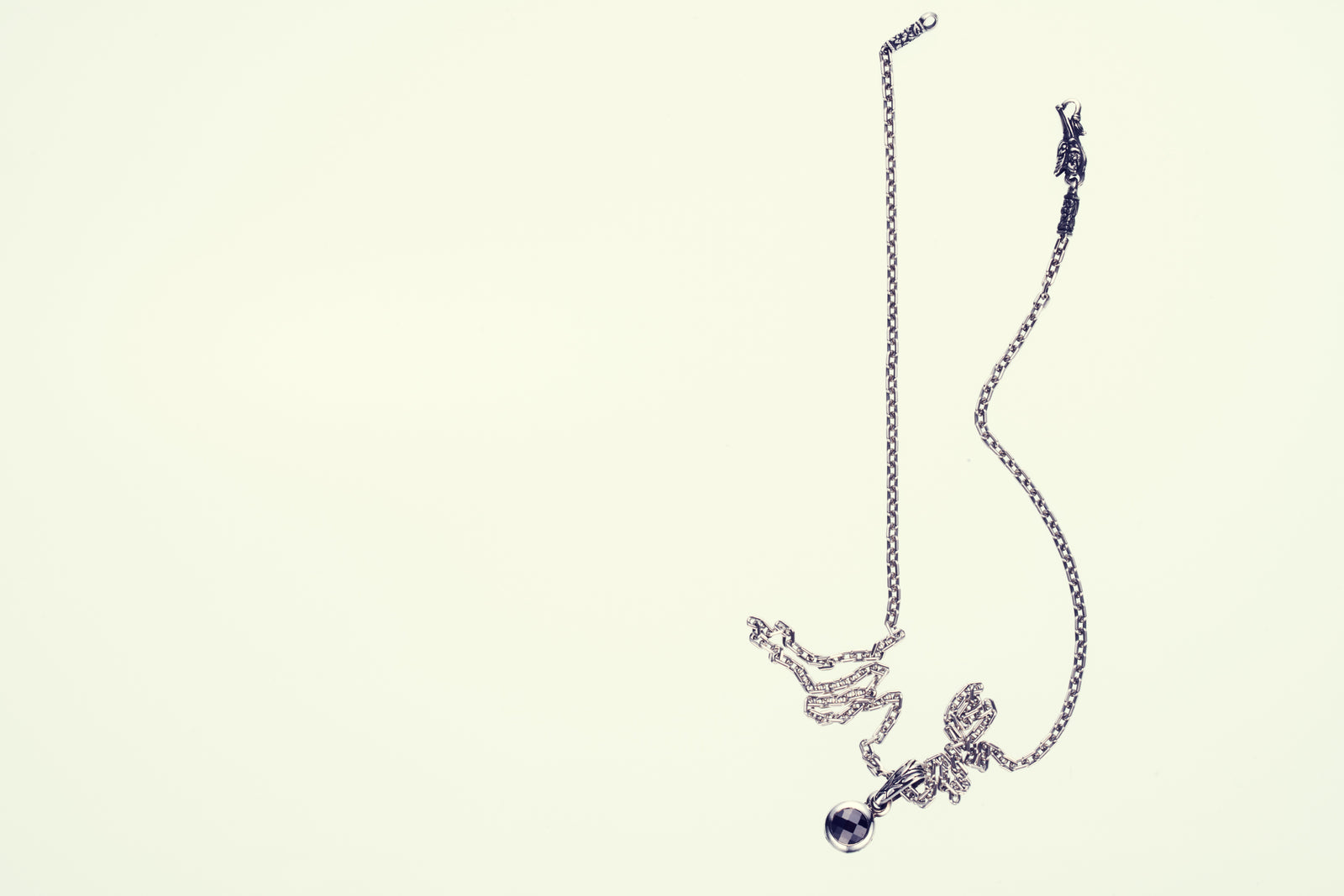 Jeweled Ivy Round Pendant : L (Black CZ)｜ジュエルド・アイビー 
