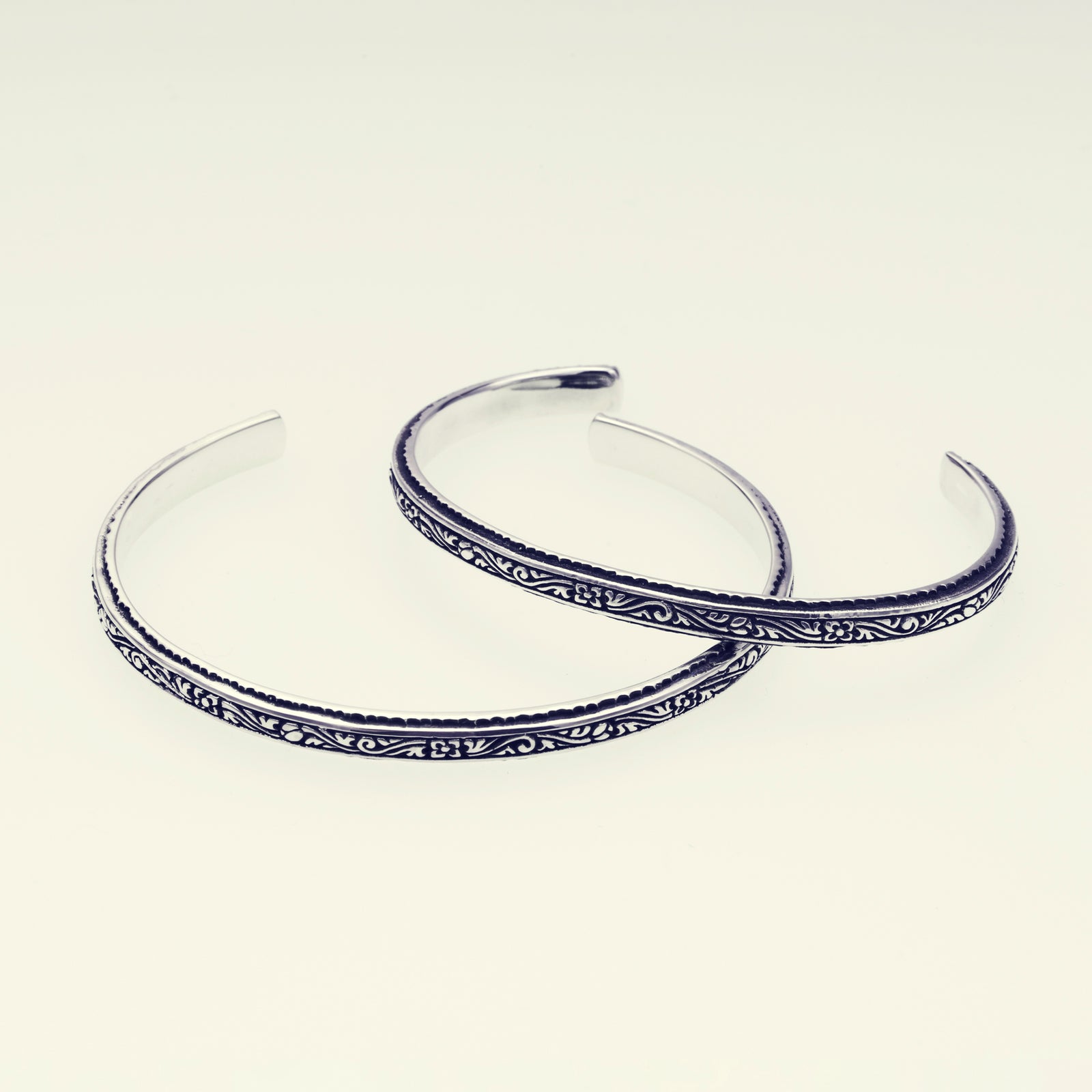 ZOCALOアイビーナロウハングル Narrow Ivy Bangle (S) (Antique Finish) – ZOCALO JAPAN