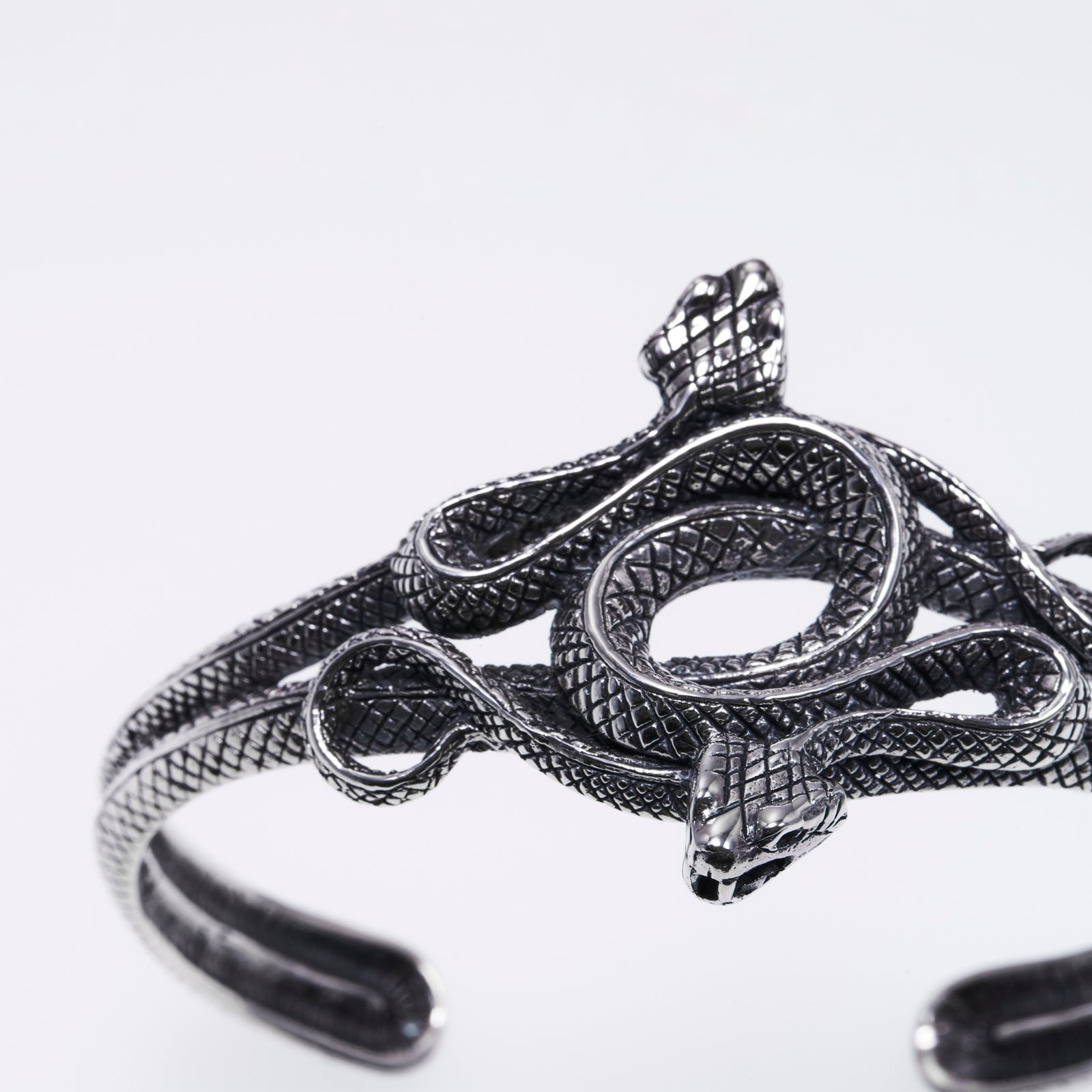 Double Snake Bangle｜ダブルスネーク・バングル – ZOCALO JAPAN OFFICIAL WEB SITE