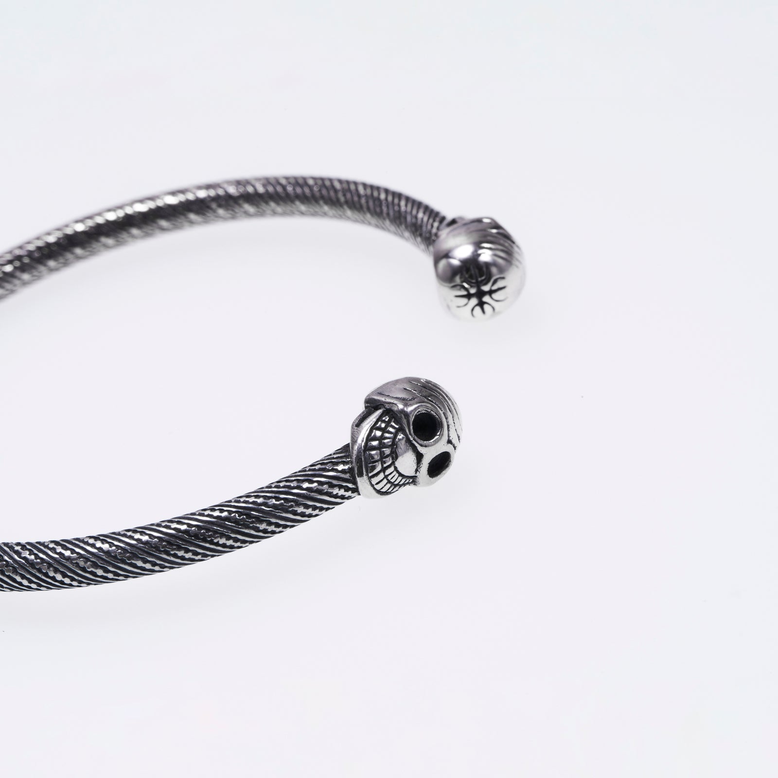 【予約受付中】 Tibetan Smile Skull Twist Bangle (L)｜チベタン・スマイル アクセサリー