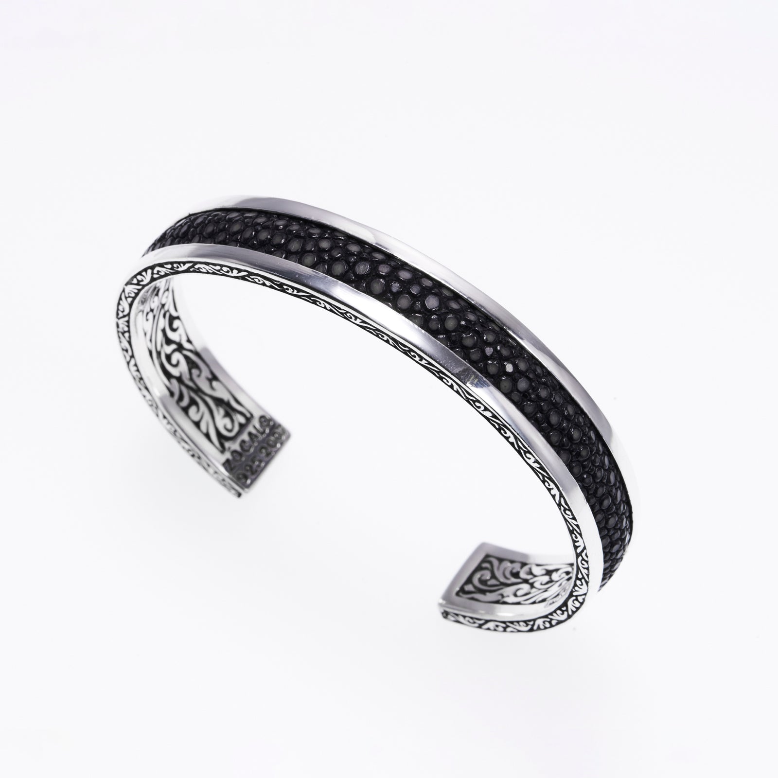 Galuchat Bangle｜ガルーシャ・バングル｜Stingray｜スティングレイ – ZOCALO JAPAN OFFICIAL WEB SITE