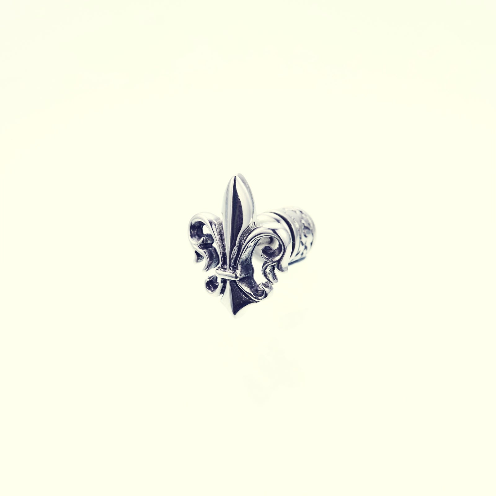 SQ2048_Fleu_de_lis_Ear_stud_01