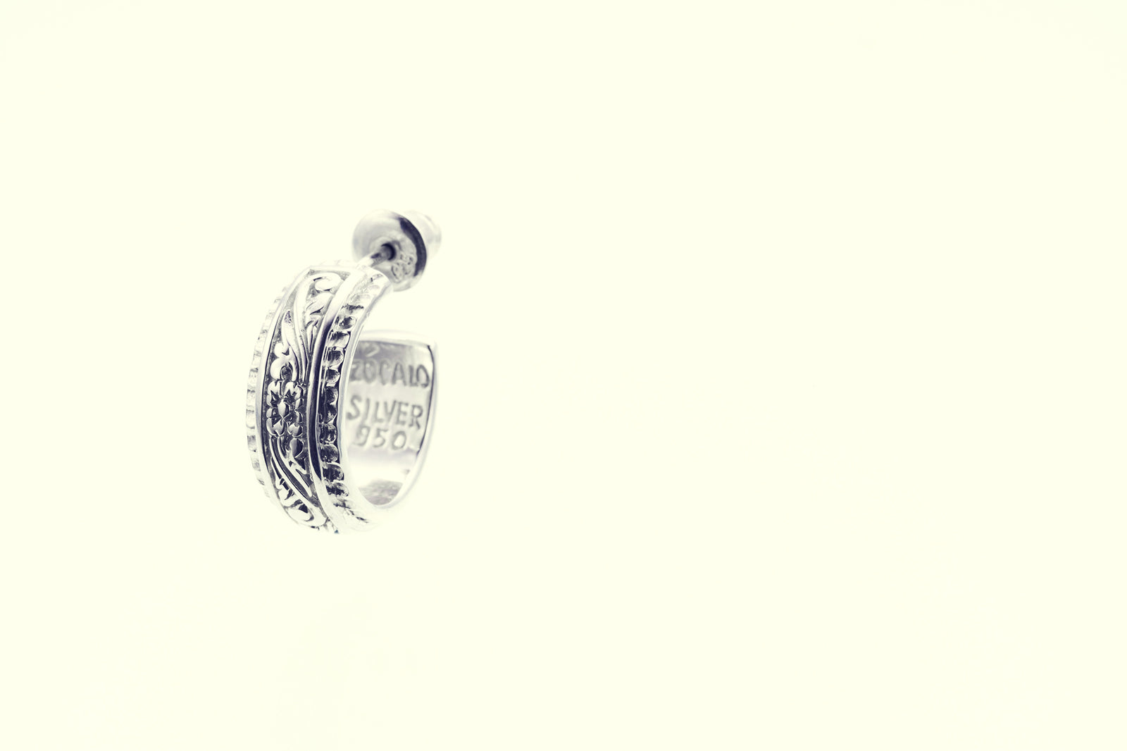 Ivy Hoop Stud (White Finish) – ZOCALO JAPAN OFFICIAL WEB SITE