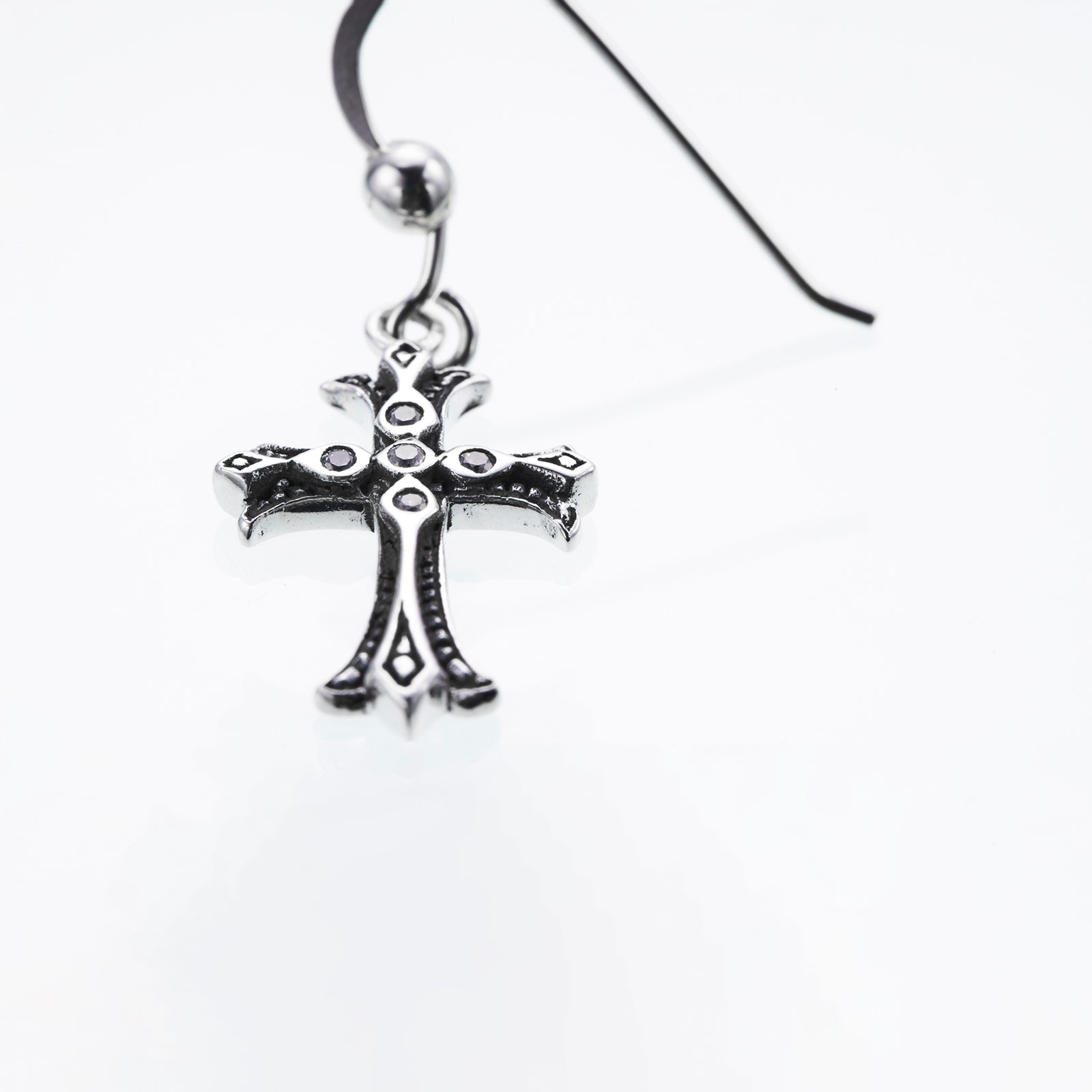 Cross on Cross Hook : (White CZ)｜クロス・オン・クロス・フック・ピアス（ホワイトCZ） – ZOCALO JAPAN  OFFICIAL WEB SITE