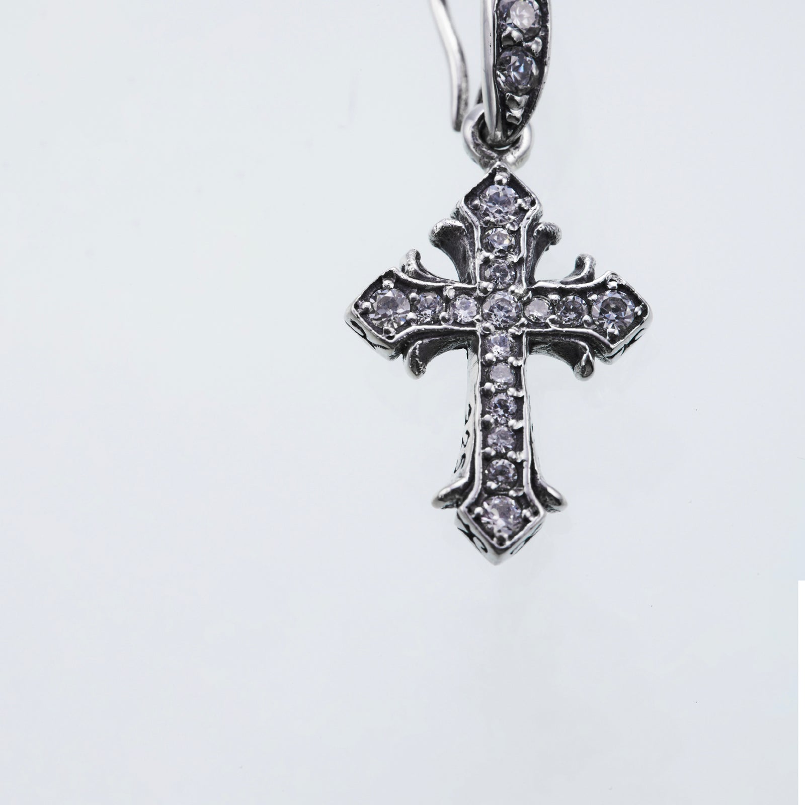 ZOCALO リリークロスフックピアス: (WHITE CZ) Lily Cross Hook Stud : (White CZ)｜リリー・クロス・フック・ピアス
